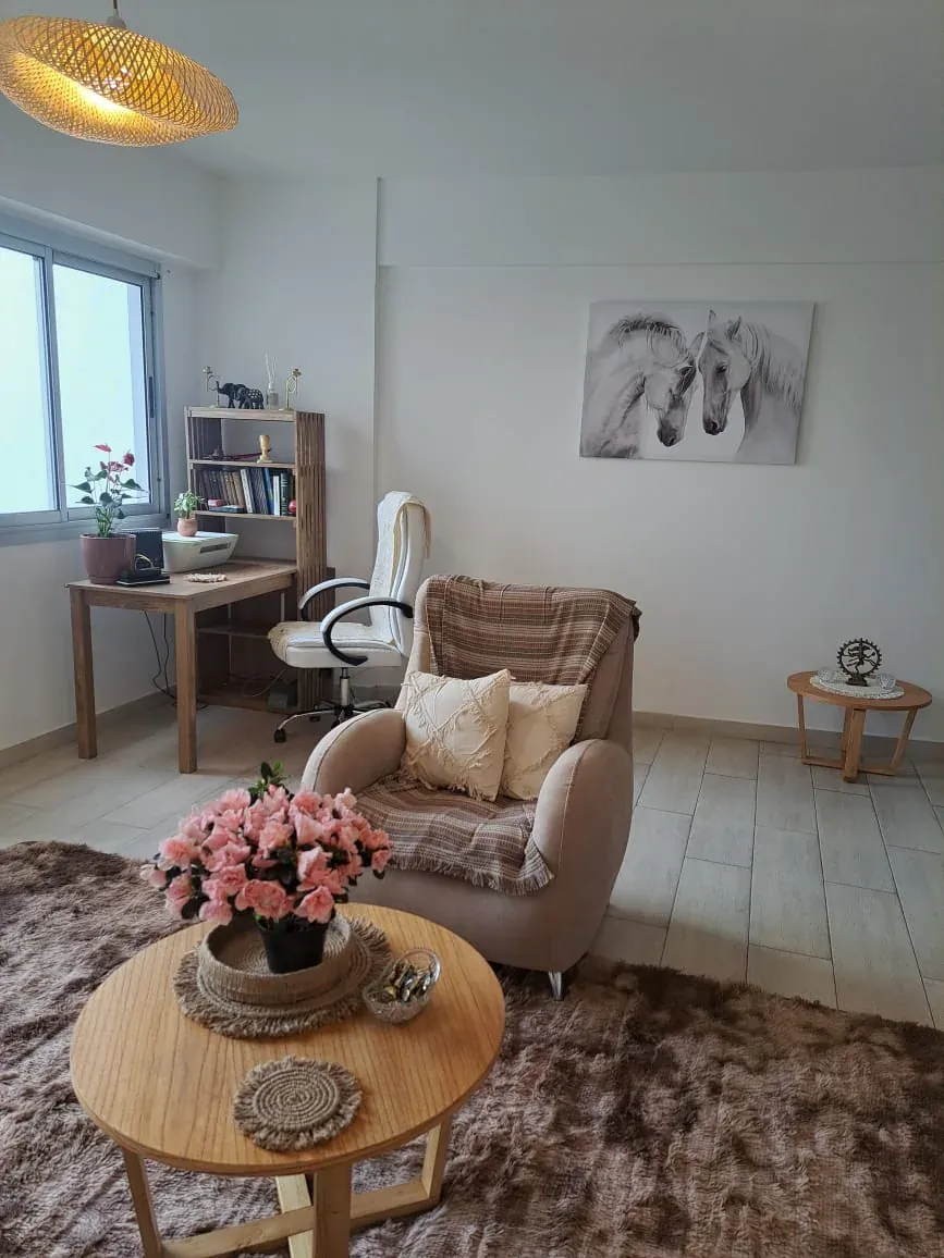 Espacio de atención presencial Otra vista del consultorio de Galyna Ruda en Caballito, con sillón de atención y escritorio